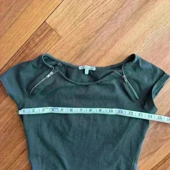 LIKE NEW Fitted Crop Top Army Green - Picture 3 of 3
